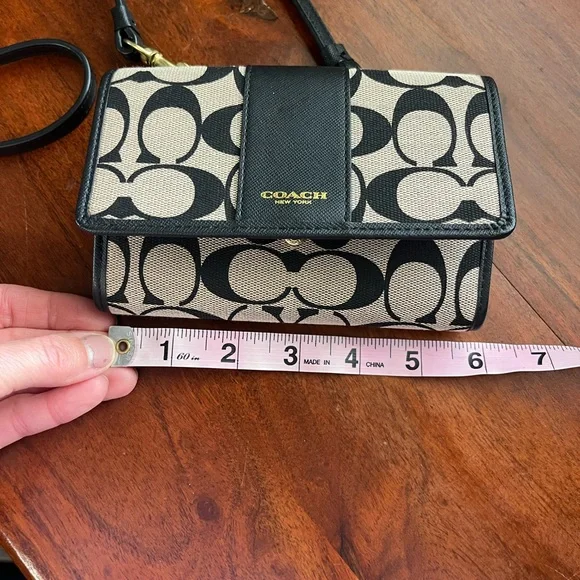 Authentic Coach Legacy Signature C’s Trifold Wallet Crossbody Brass Hardware - Picture 6 of 8